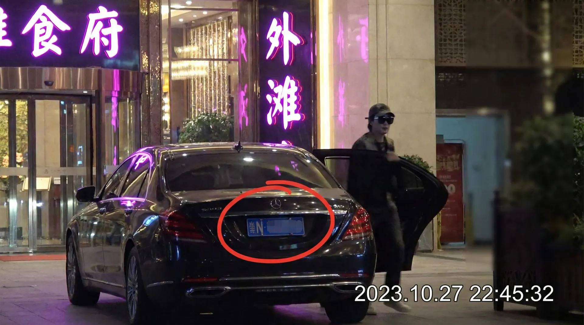 迪拜皇宫网站 - 豪车餐厅外偷拍